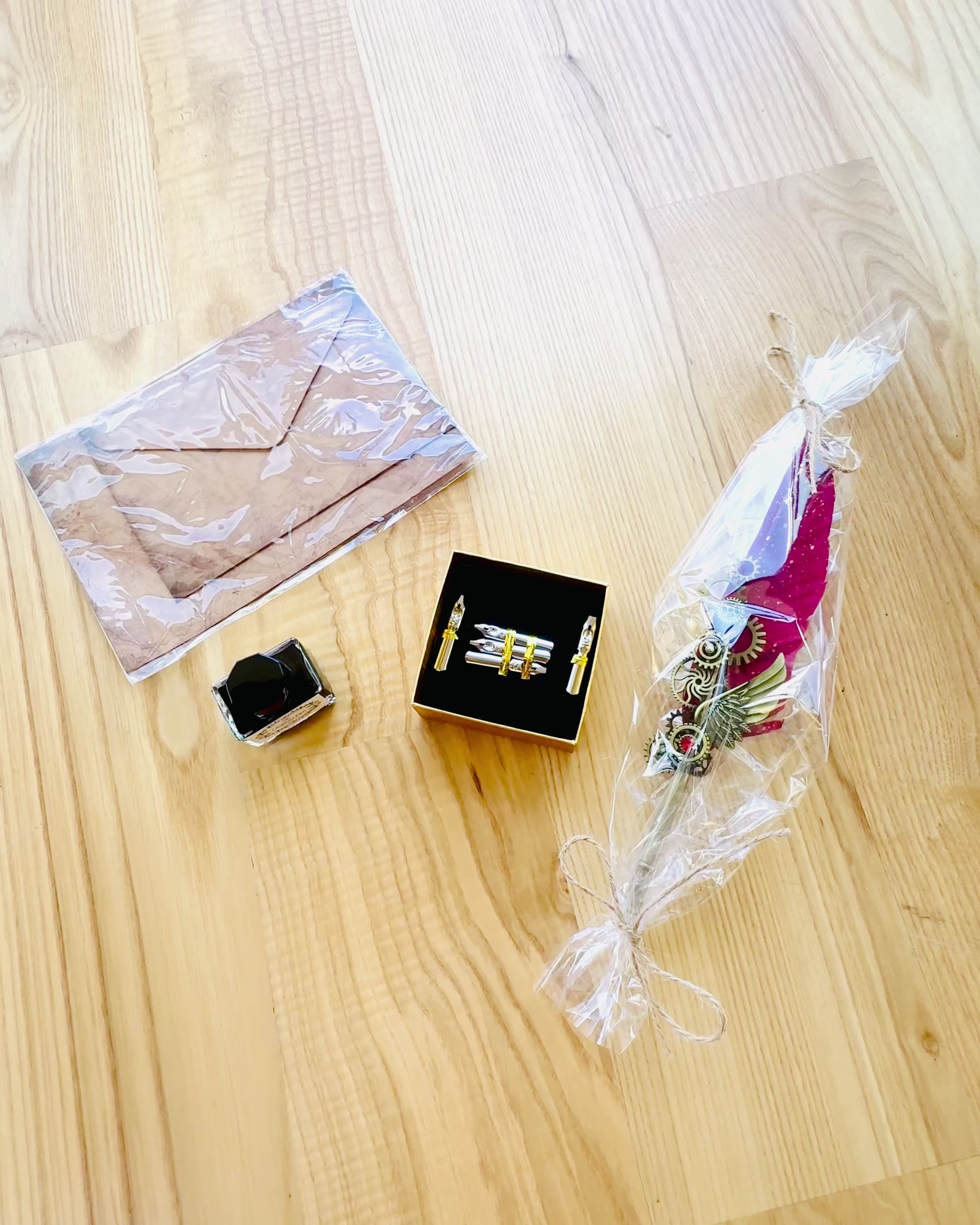 Set de Regalo - Pluma de Ganso Bordo-Violeta "Elegancia Steampunk" con Opción de Grabado, para regalo