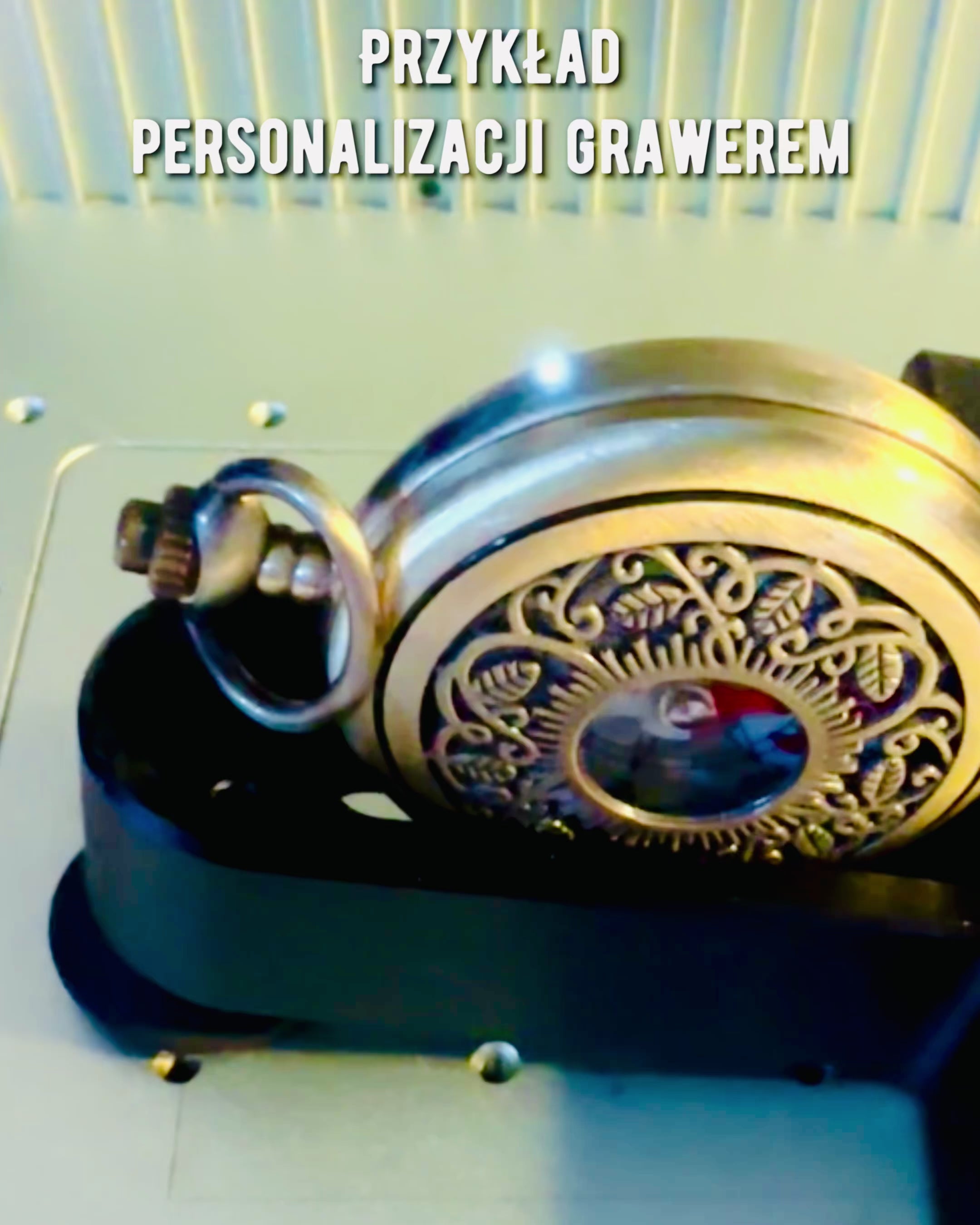 Brújula de Navegación de Estilo Vintage con Diseño Calado – color marrón-dorado