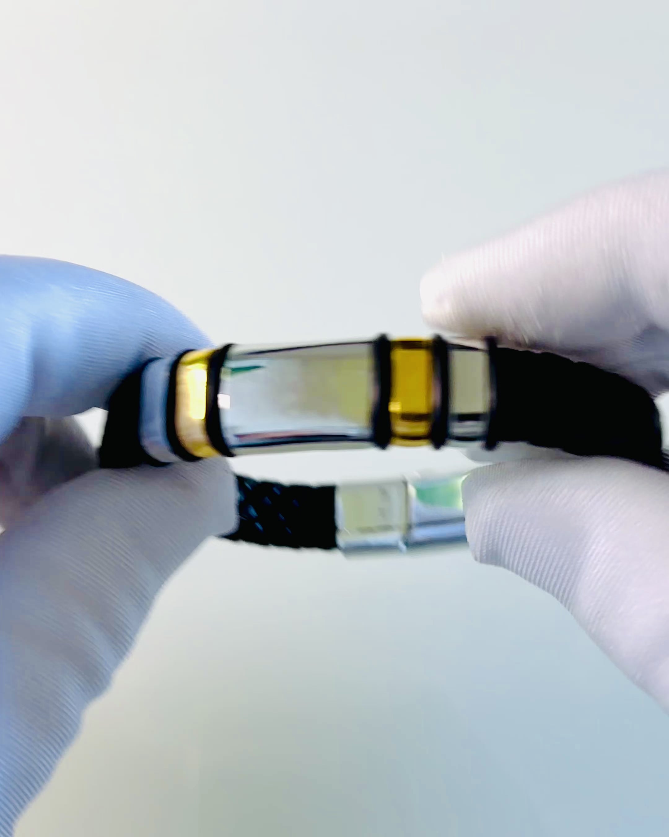 Pulsera de Moda Hip Hop para Hombres con Grabado Personalizado y Cierre Magnético – Elige Estilo con Detalles en Plata o Dorado, 22cm Cuero PU