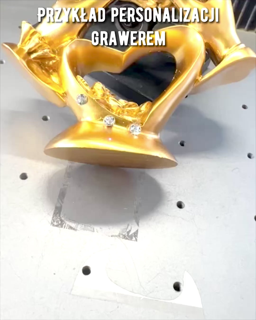 Figura "Toque de Amor" de 10 cm de altura, con opción de grabado para regalo