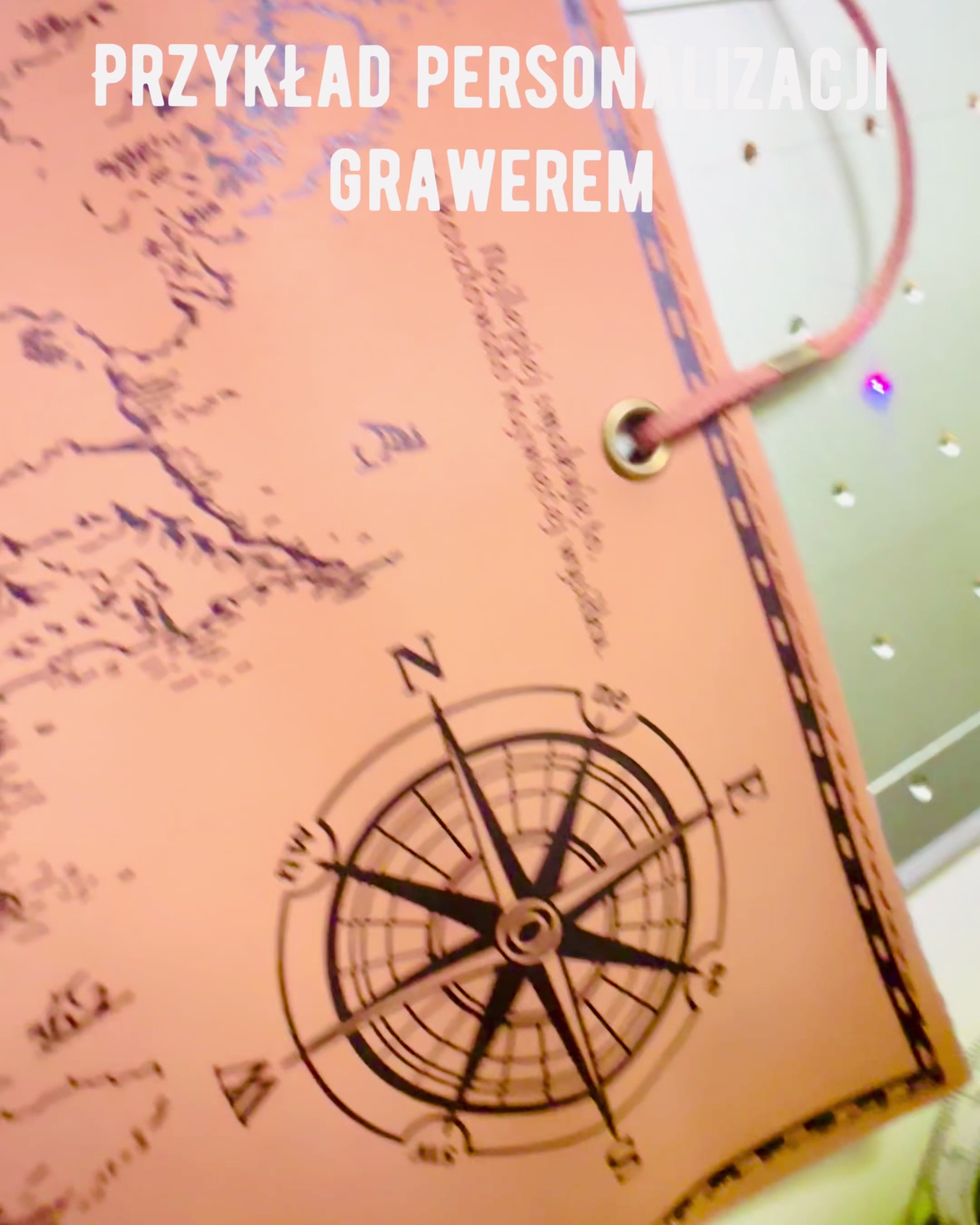 Retro Claro marrón - mate, Estuche de cuero en Estilo Viajero con Mapa del Mundo – Práctico y Espacioso. Personalización con grabado.