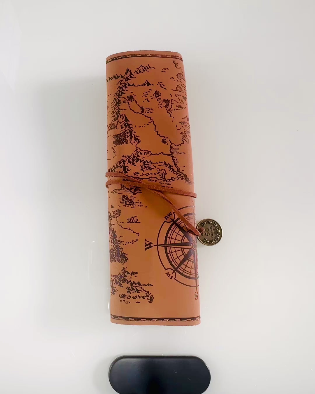 Retro Claro marrón - mate, Estuche de cuero en Estilo Viajero con Mapa del Mundo – Práctico y Espacioso. Personalización con grabado.