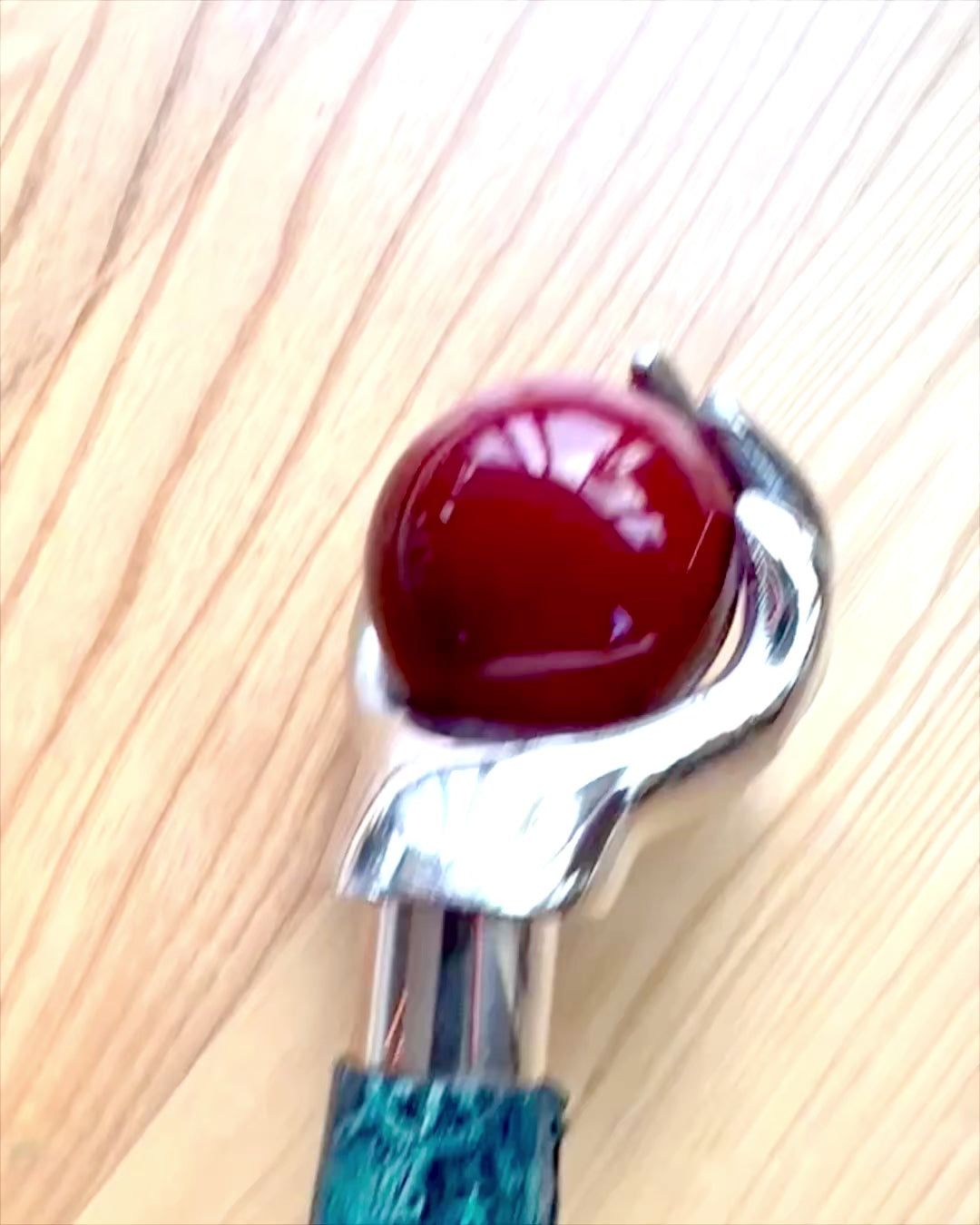 Bastón para caminar "Królewska Dłoń" – hecho a mano con cuero natural, posibilidad de personalización con grabado