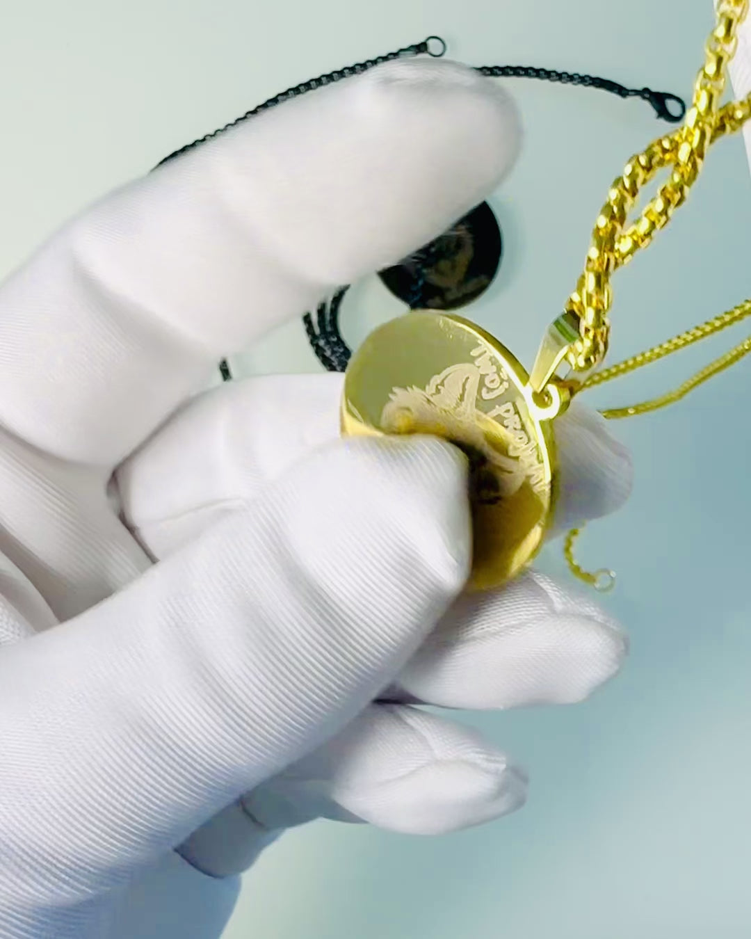 Colgante "Urban Elegance" – Medalla Redonda de Acero Inoxidable en Dos Colores con Posibilidad de Personalización