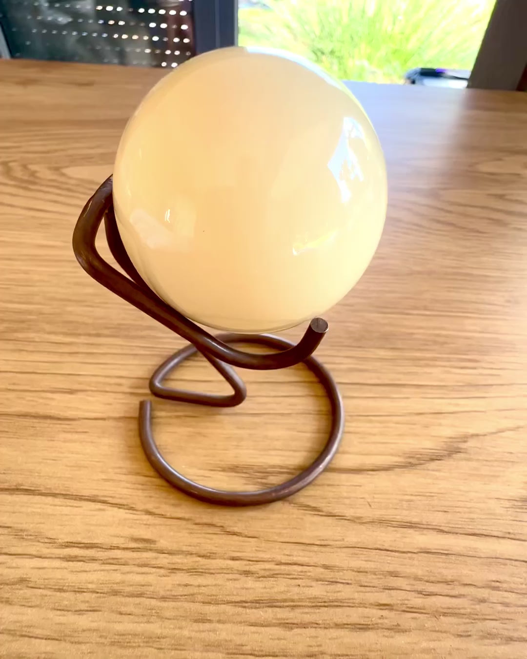 Bola de billar en base de latón, posibilidad de personalización con grabado para regalo