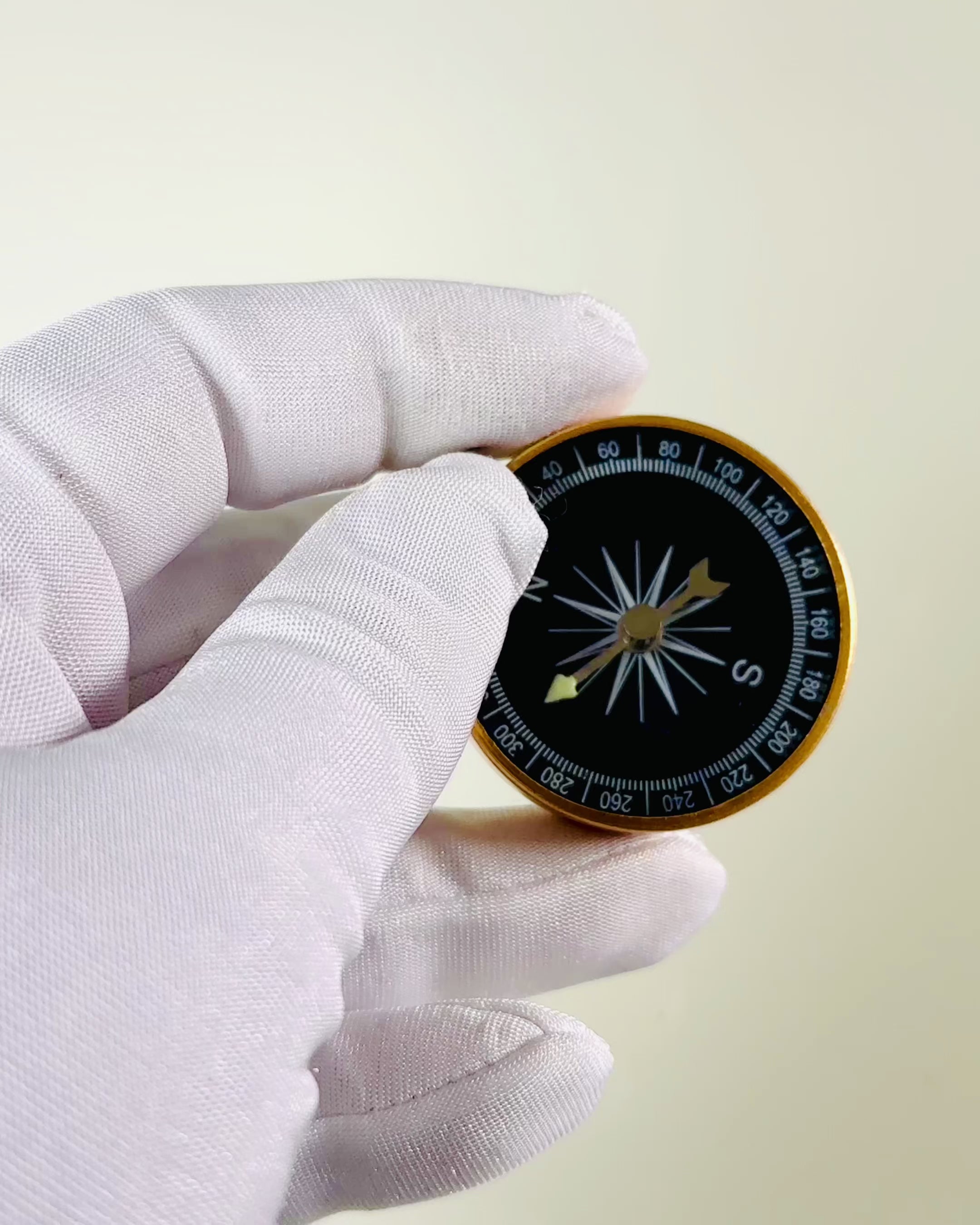 Brújula de Navegación Compacta con Acabado Metálico – Esencial para Todo Viajero, con grabado