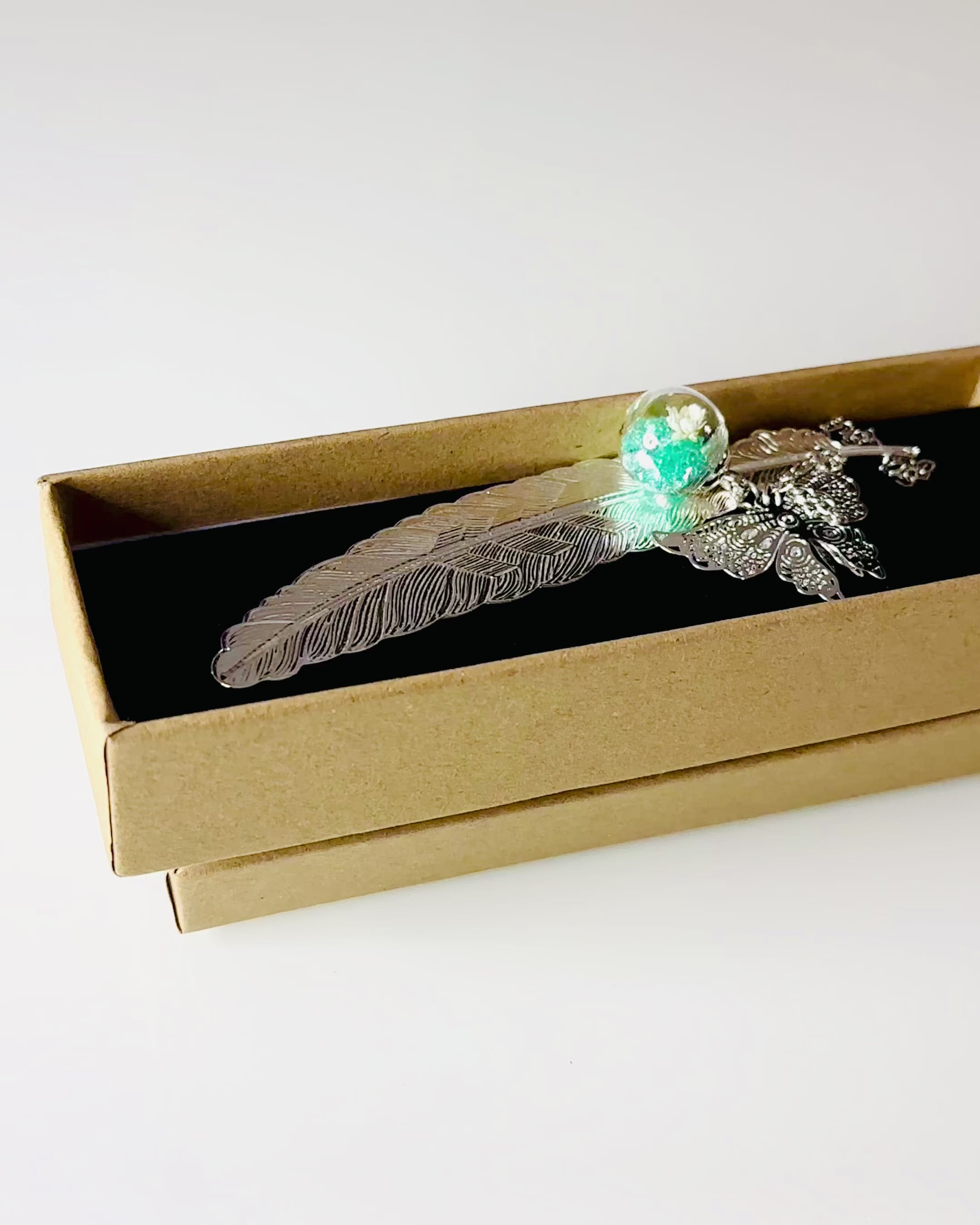 Marcador de libro creativo de estilo retro con motivo de pluma y mariposa – Elegante regalo promocional, color plateado/azul