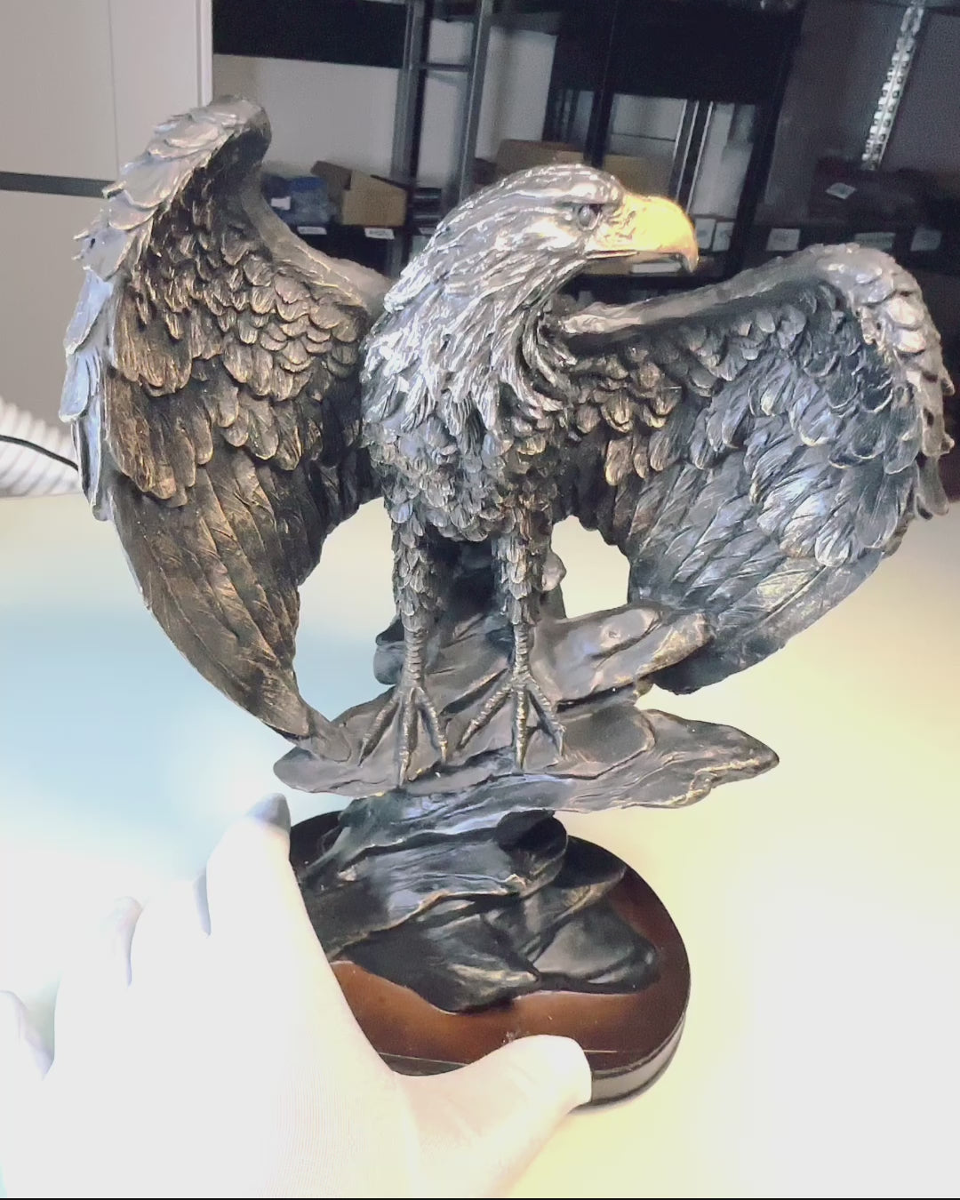 Estatuilla Decorativa "Águila Voladora" – Majestuoso Símbolo de Fuerza y Libertad