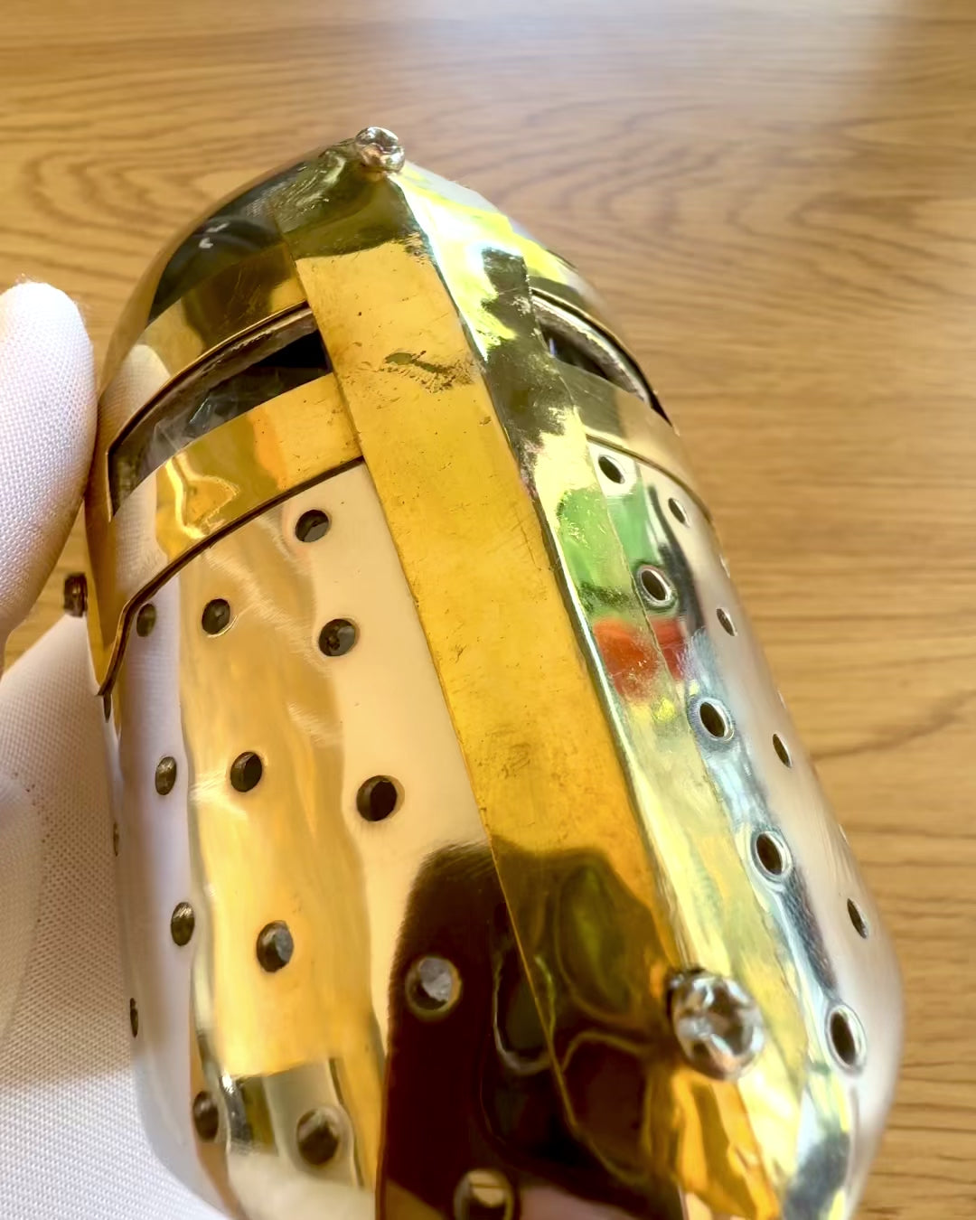 Mini casco de caballero "Guardian" de latón – hecho a mano, 12 cm, posibilidad de personalización con grabado para regalo