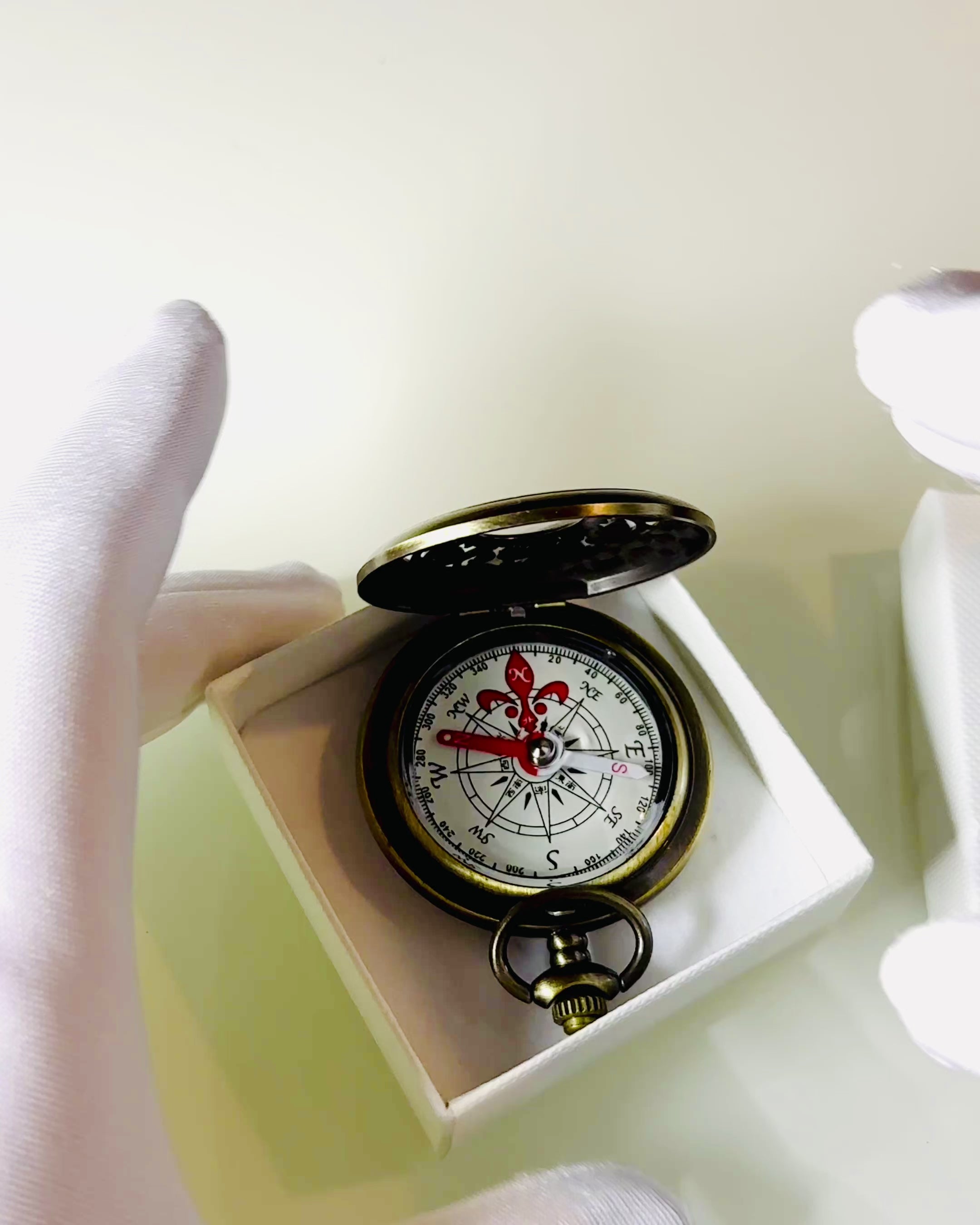 Brújula de Navegación de Estilo Vintage con Diseño Calado – color marrón-dorado