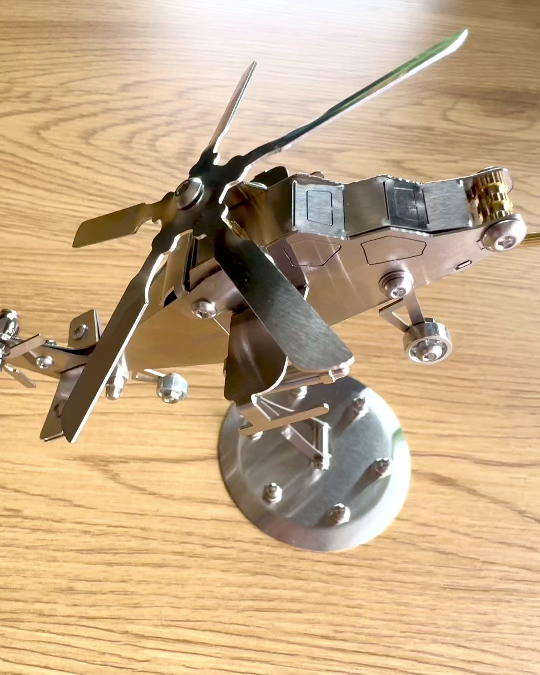 Modelo Metálico de Helicóptero „SkyRider” – Soporte de Escritorio Ajustable con personalización grabada para regalo