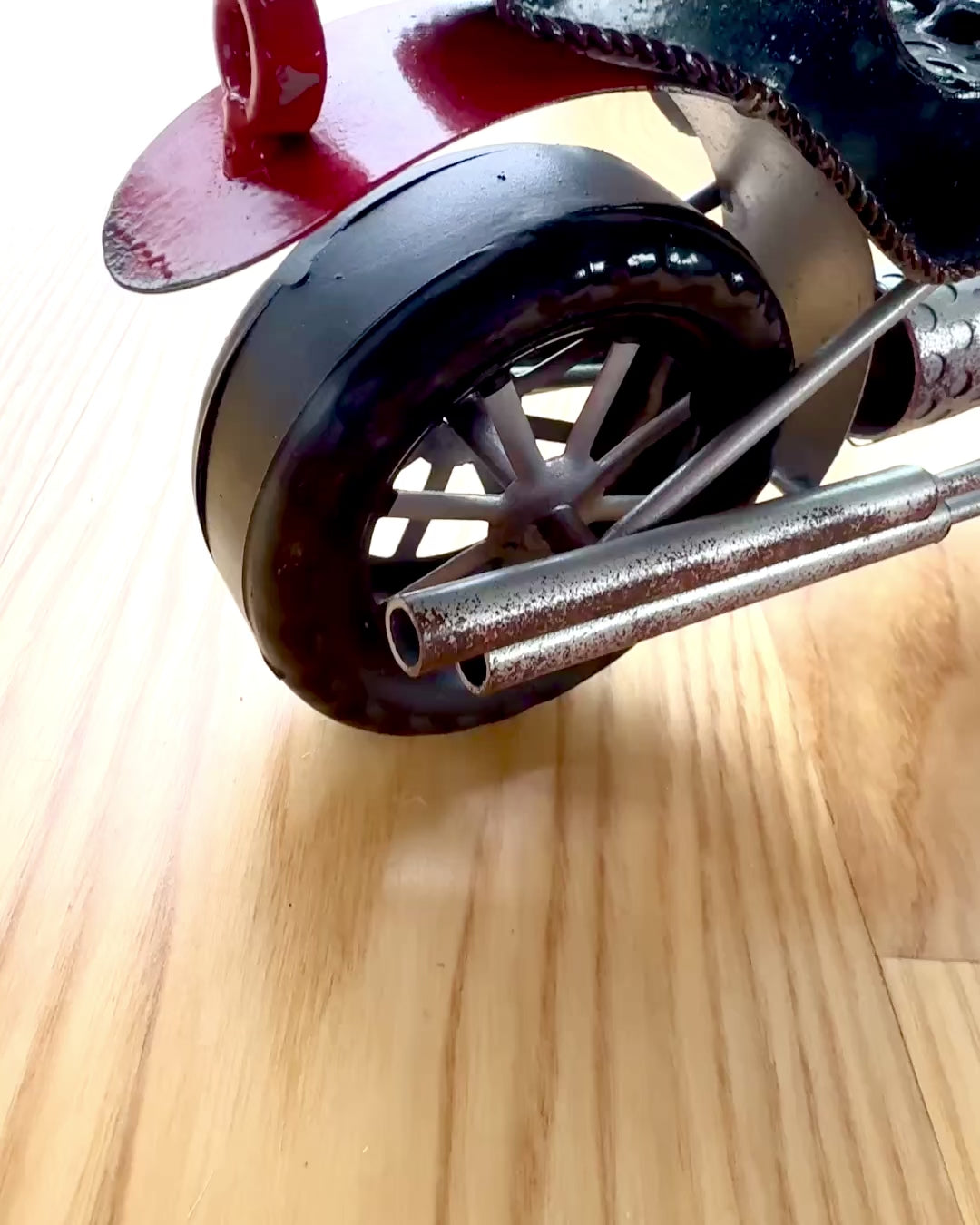 Soporte Metálico para Vino de 40 cm de longitud, en forma de motocicleta con opción de grabado para regalo