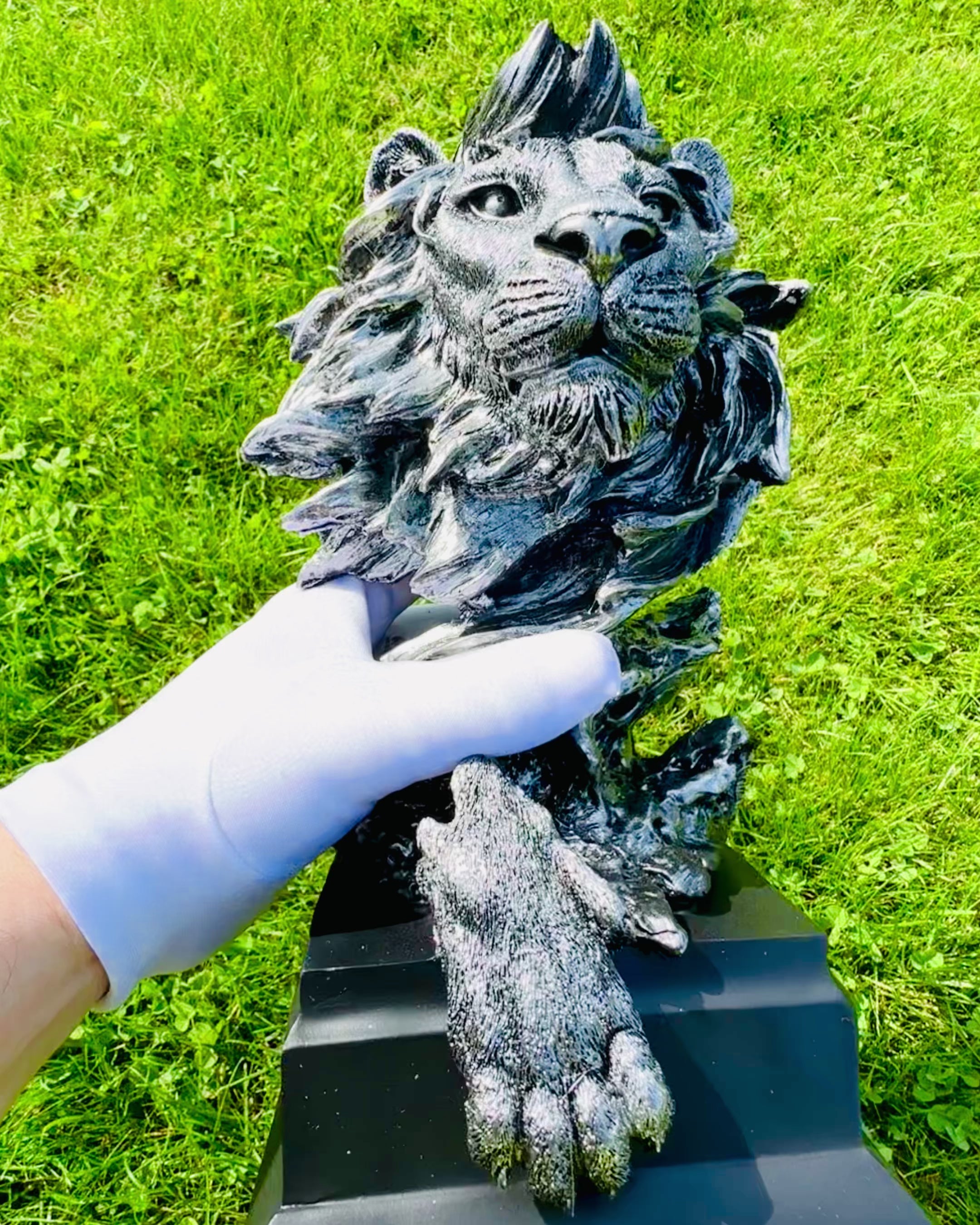 Rey de la Selva León - Majestuosa Estatuilla de León - color plateado, posibilidad de personalización para regalo