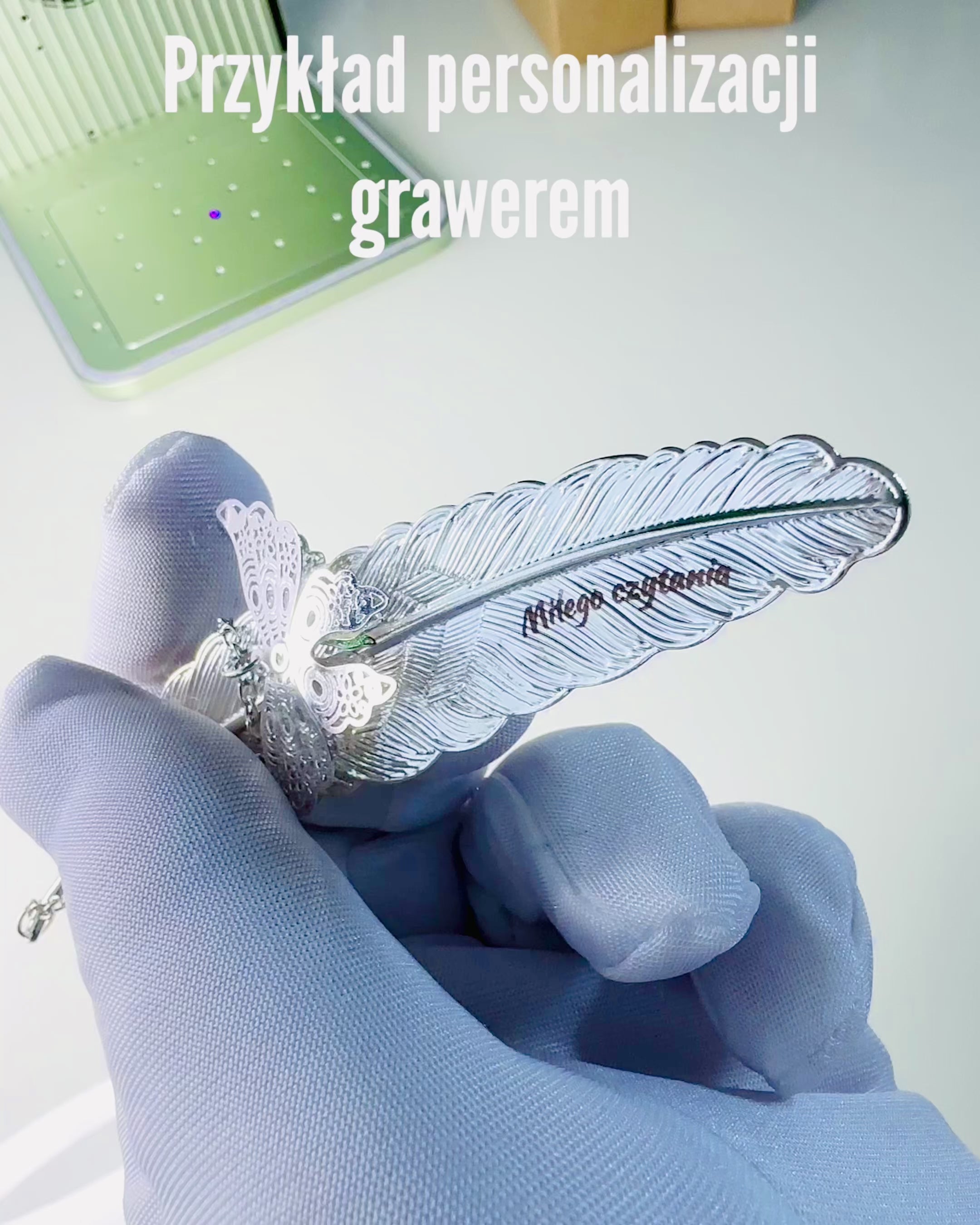 Marcador de libro creativo de estilo retro con motivo de pluma y mariposa – Elegante regalo promocional, color plateado/azul