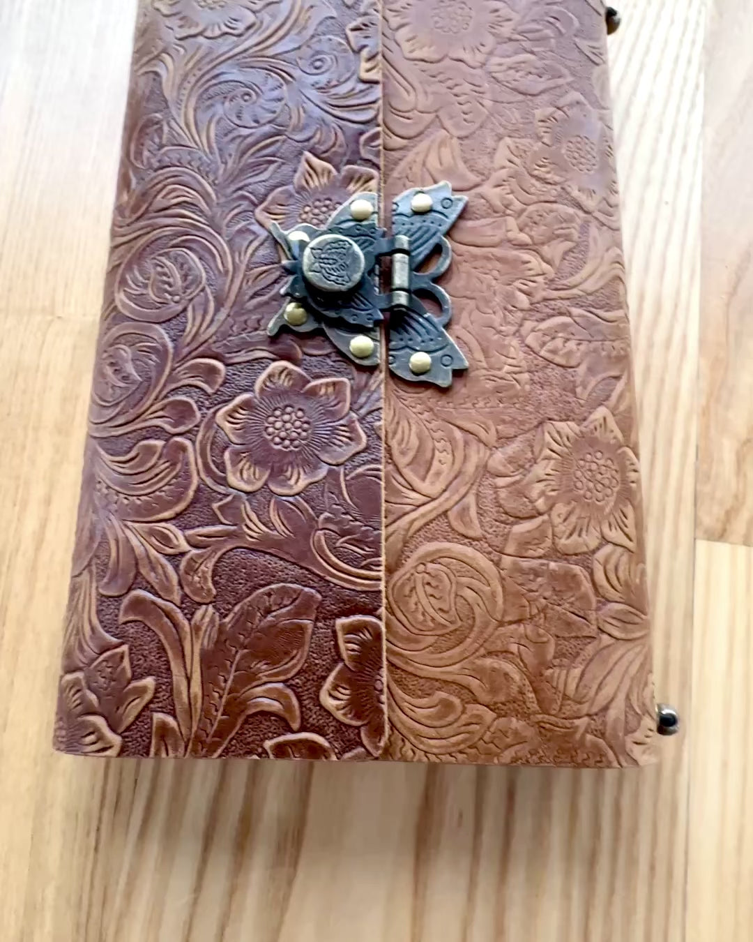 Cuaderno Retro de Lujo con Cubierta de Cuero - "Vintage Elegance", 480 páginas, posibilidad de personalización con grabado