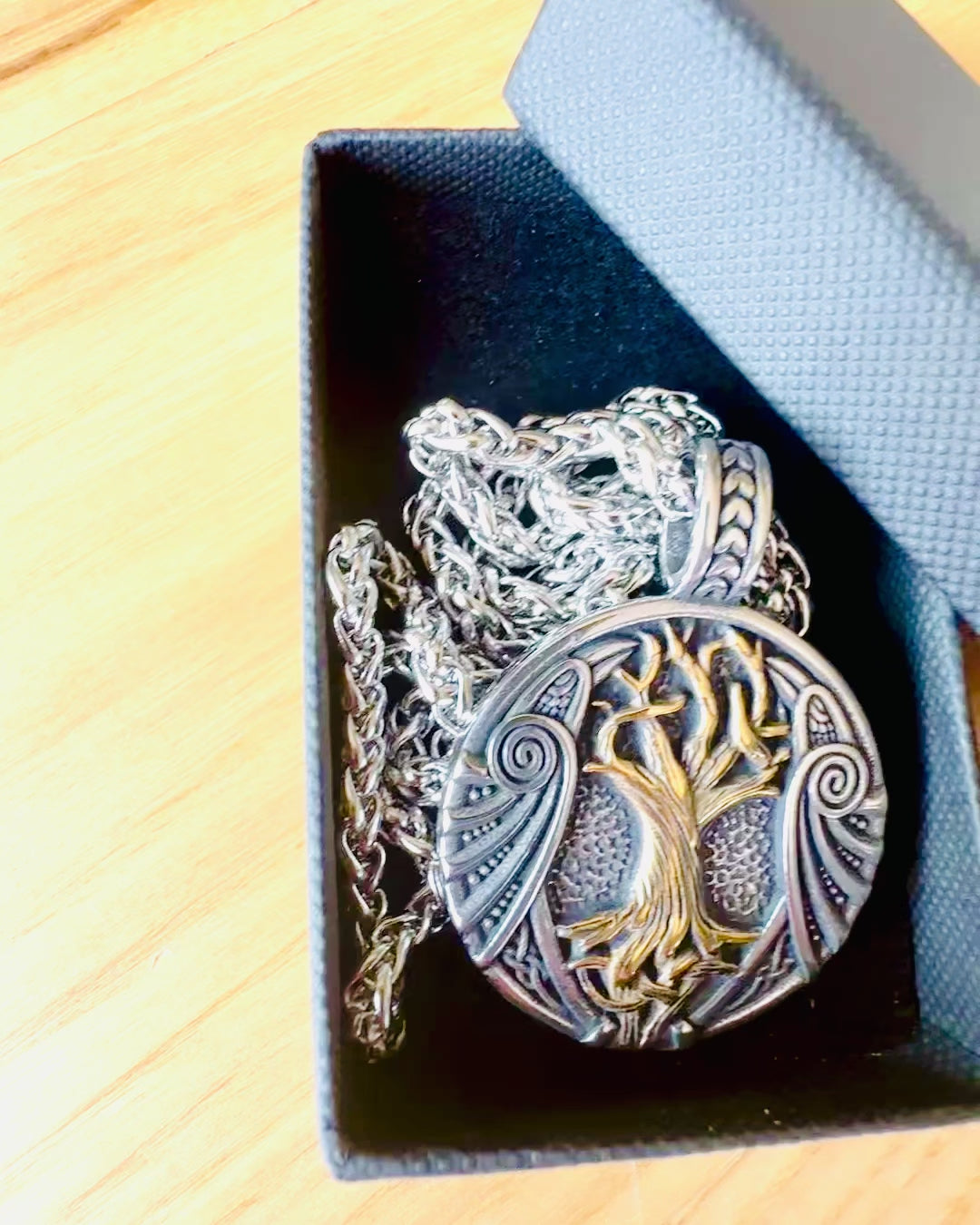 Collar "Árbol de la Vida" de acero inoxidable con personalización, con el símbolo Aegishjalmur, (Casco del Terror)