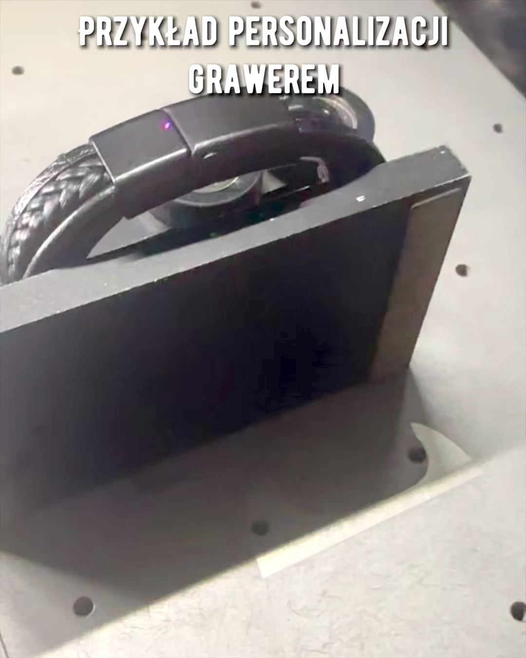 Pulsera "StyleTwist" con personalización grabada