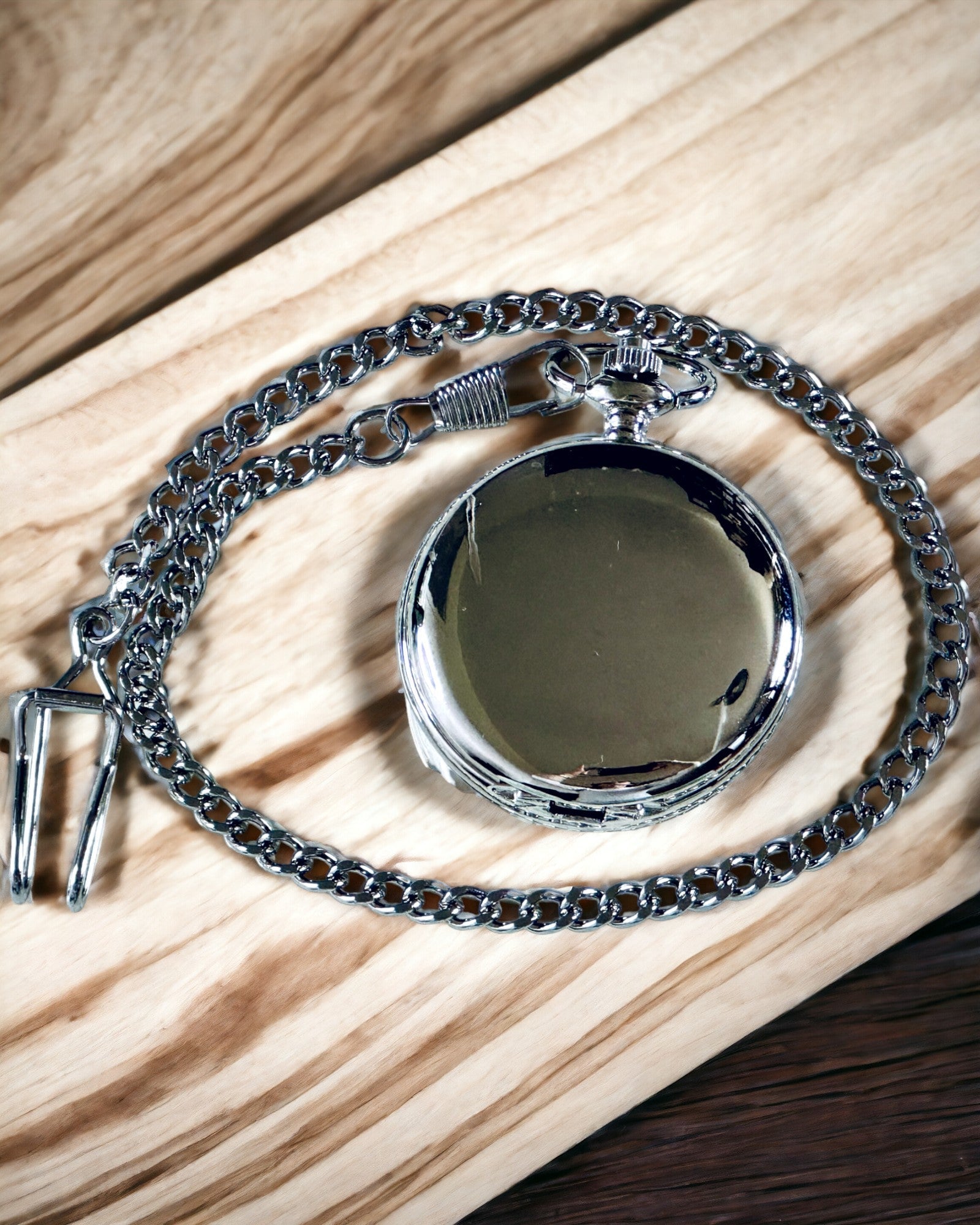 Compás de Bolsillo Color Plata en Estilo Retro con Diseño Calado – Elegante y Práctico. Grabado