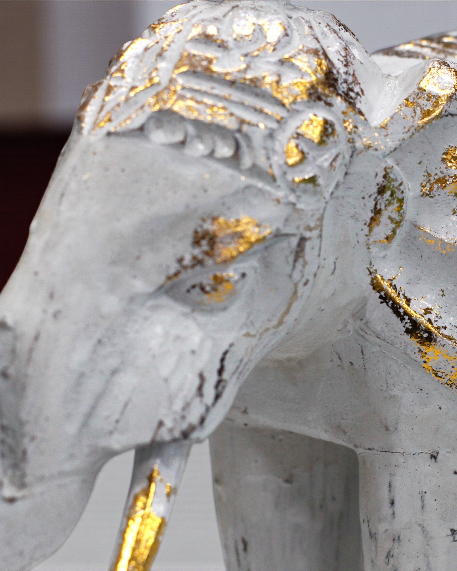 Escultura de elefante 24 cm – Blanco y oro
