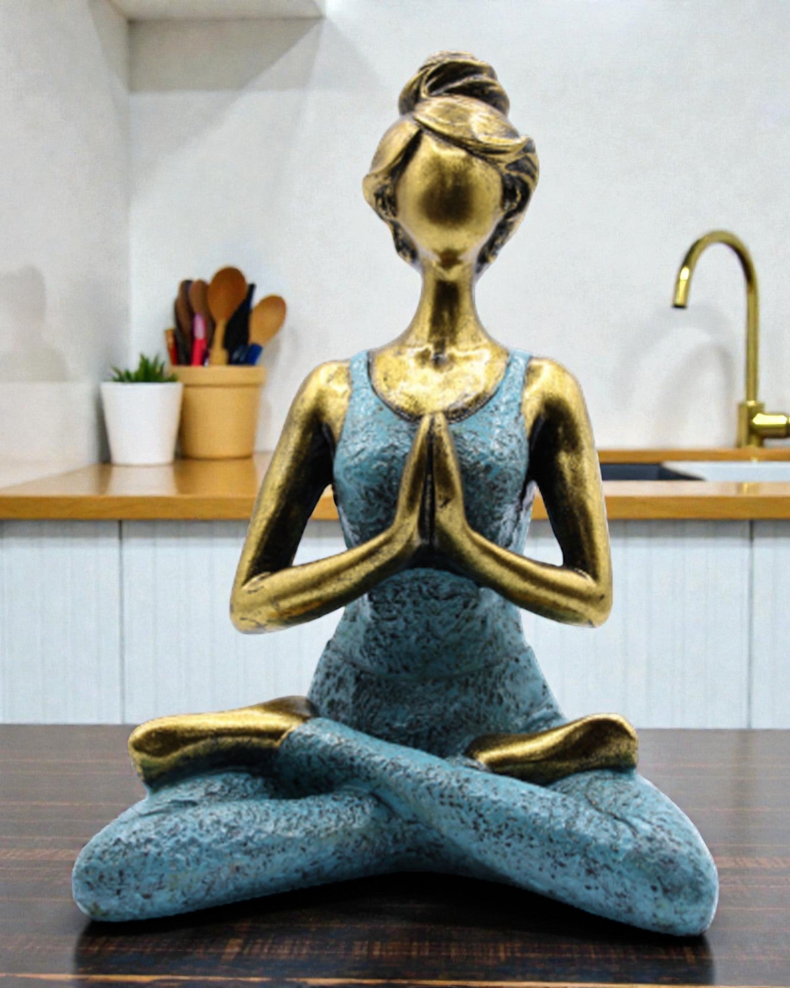 Figura de mujer 24 cm – Yoga energía dorado-turquesa