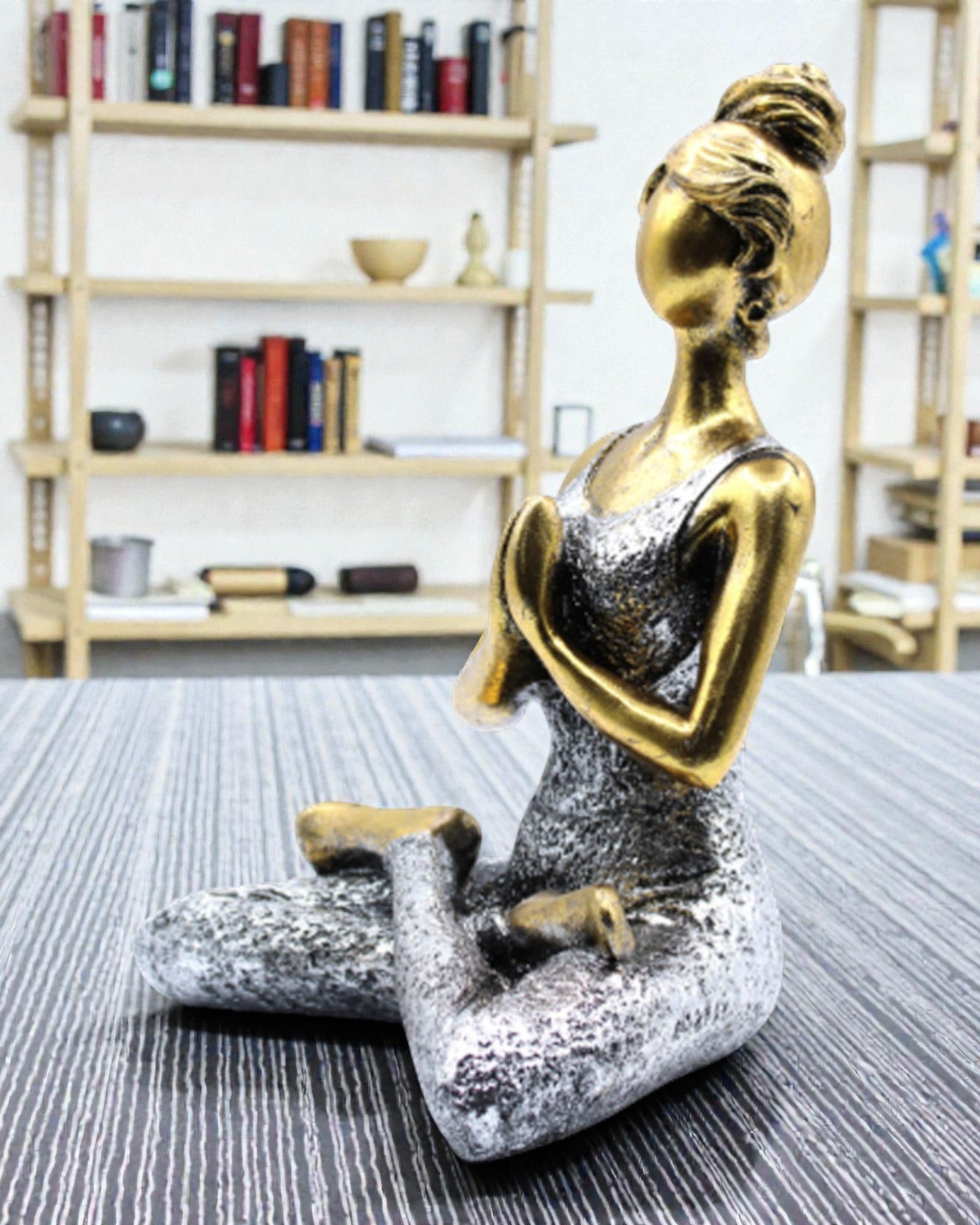 Figura de mujer 24 cm – Yoga clásico dorado-plateado