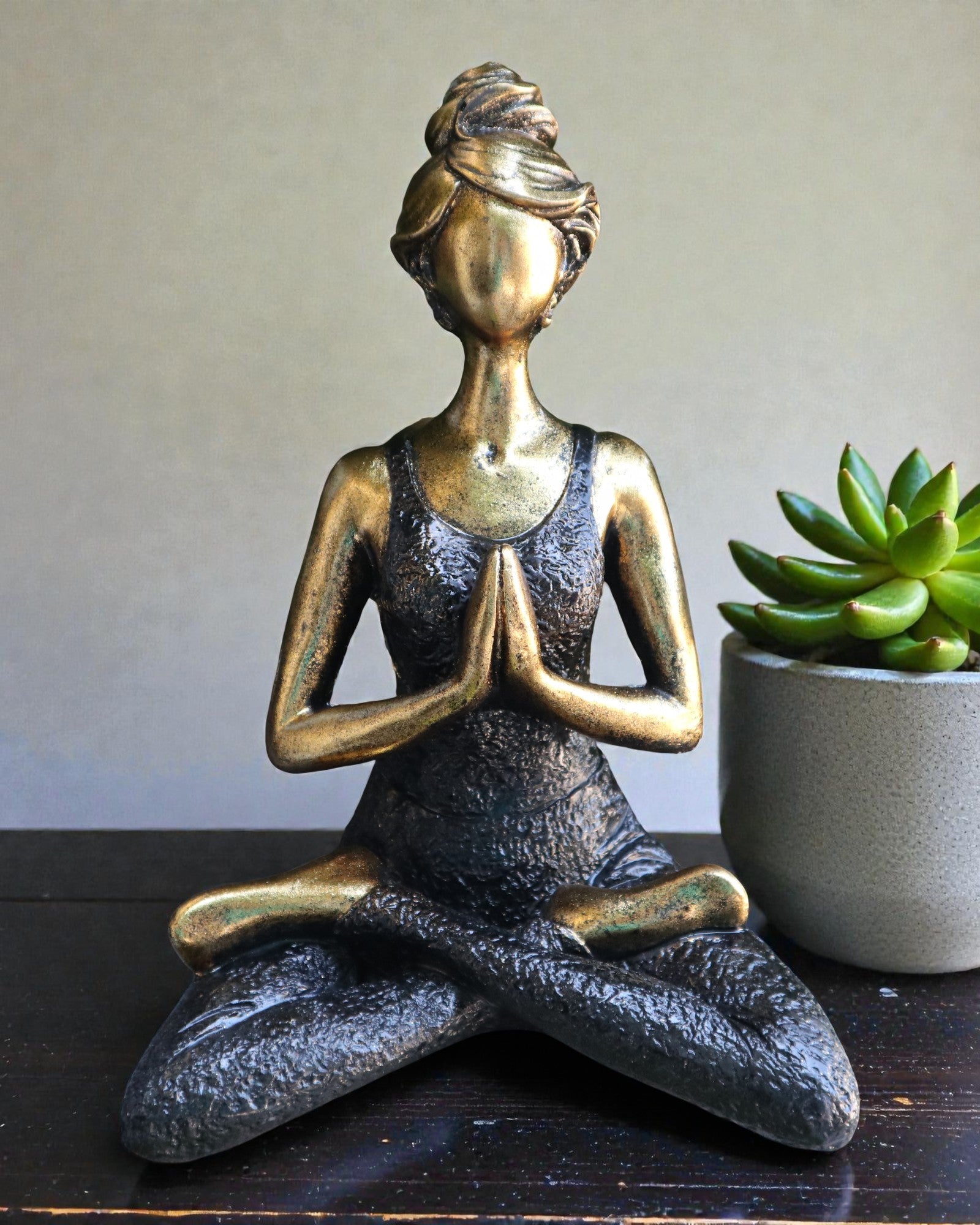 Figura de mujer 24 cm – Yoga fuerza dorado-negra
