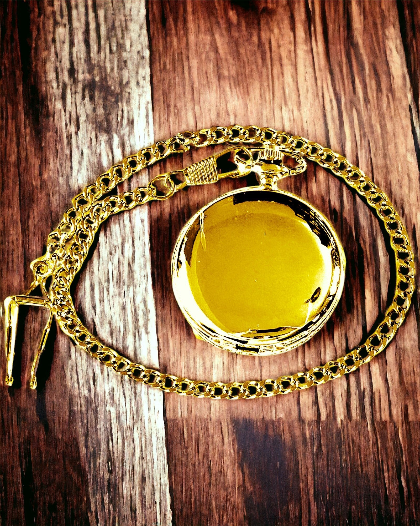 Brújula de Navegación de Estilo Vintage color dorado con Diseño Decorativo – Equipo para Aventuras de Montaña y Descubrimientos. Personalización con grabado
