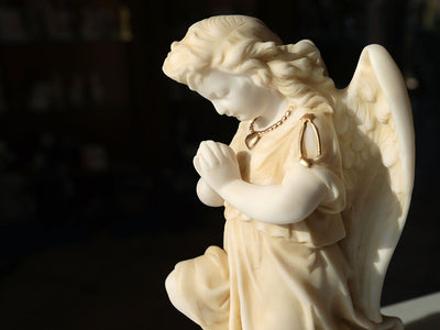 Ángel de alabastro rezando - Figura de alabastro de 25cm personalizable con grabado