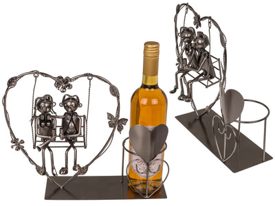 Soporte metálico para botella - Pareja enamorada en un columpio dentro de un corazón, posibilidad de personalización mediante grabado