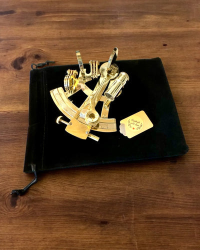 Sextante Artístico de color dorado - posibilidad de personalización con grabado