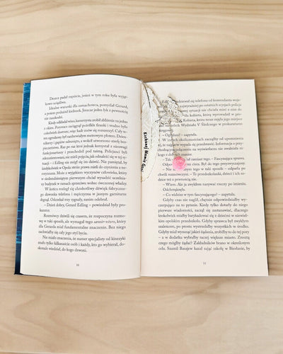 Marcador de libro creativo de estilo retro con motivo de pluma y mariposa – Elegante regalo promocional, color plateado/azul