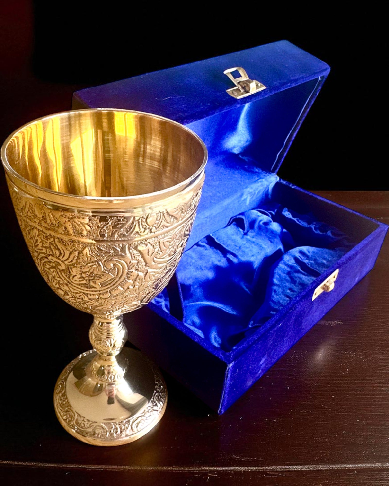 Copa Real Jardín – cáliz de latón hecho a mano en India, con posibilidad de personalización mediante grabado como regalo.