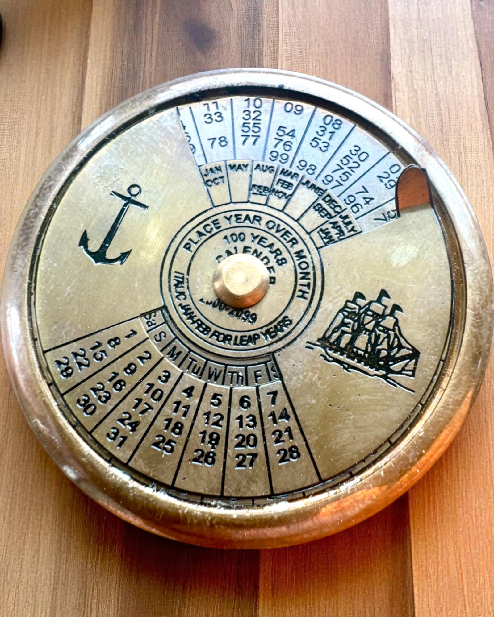Mini Calendario de Capitán "Navigator" – decoración de latón con el alma de la navegación, opción de grabado para regalo, 5 cm de diámetro