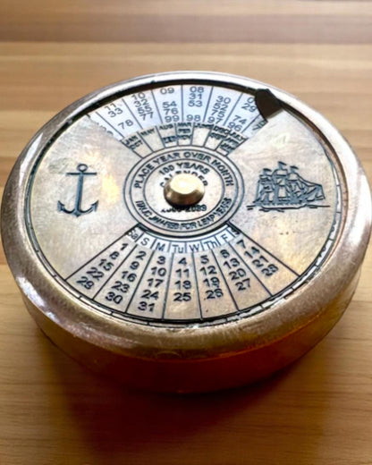 Mini Calendario de Capitán "Navigator" – decoración de latón con el alma de la navegación, opción de grabado para regalo, 5 cm de diámetro