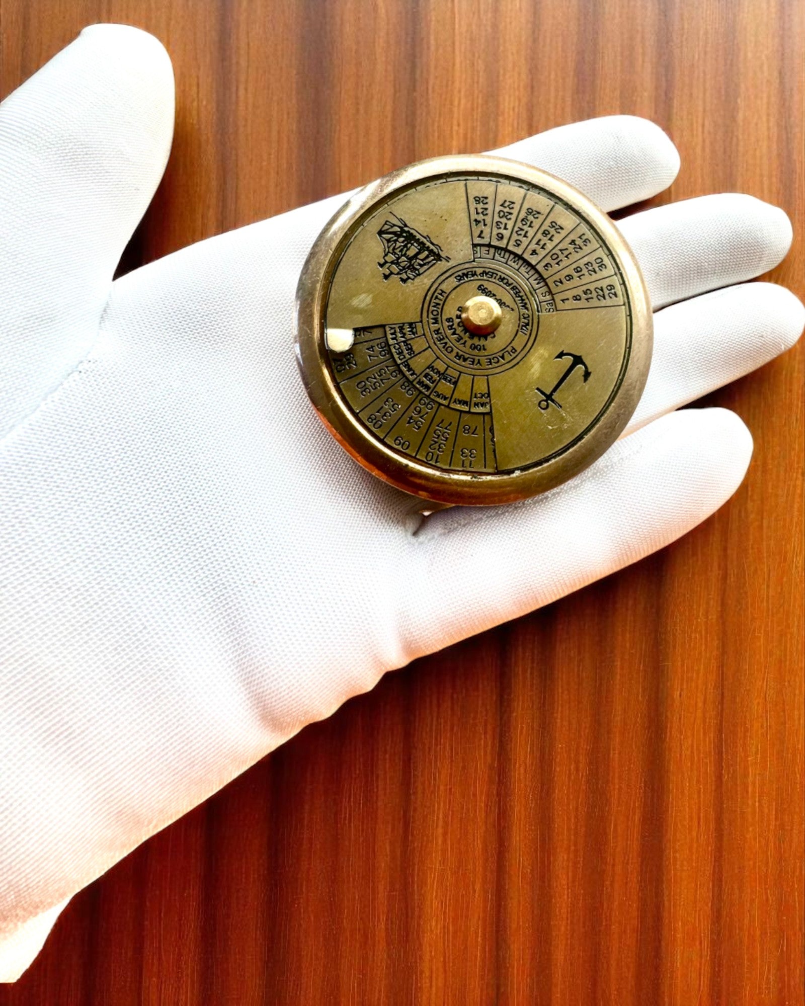 Mini Calendario de Capitán "Navigator" – decoración de latón con el alma de la navegación, opción de grabado para regalo, 5 cm de diámetro