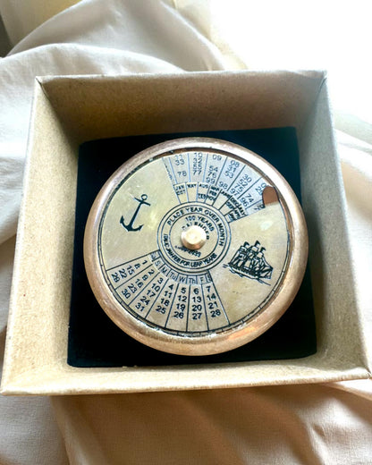 Mini Calendario de Capitán "Navigator" – decoración de latón con el alma de la navegación, opción de grabado para regalo, 5 cm de diámetro