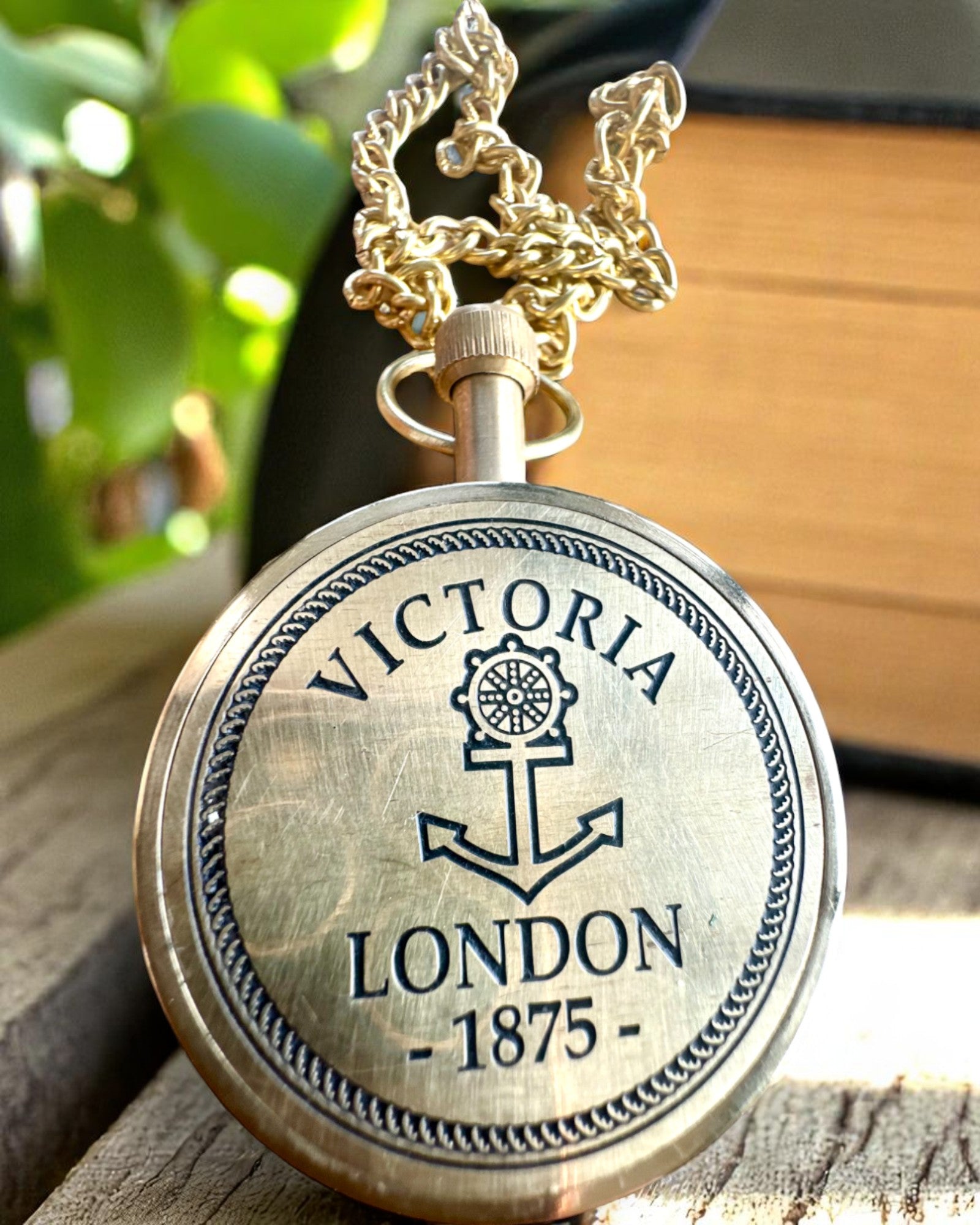 Reloj de Bolsillo "Victoria Crown" – De latón, hecho a mano en India, 5 cm de ancho, mecanismo japonés, posibilidad de personalización con grabado para regalo