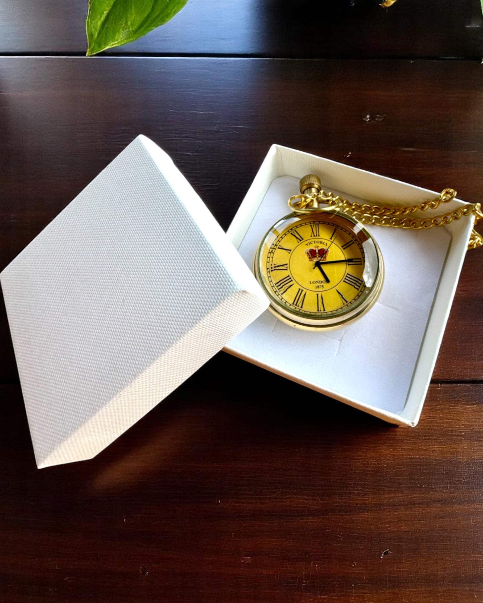 Reloj de Bolsillo "Victoria Crown" – De latón, hecho a mano en India, 5 cm de ancho, mecanismo japonés, posibilidad de personalización con grabado para regalo