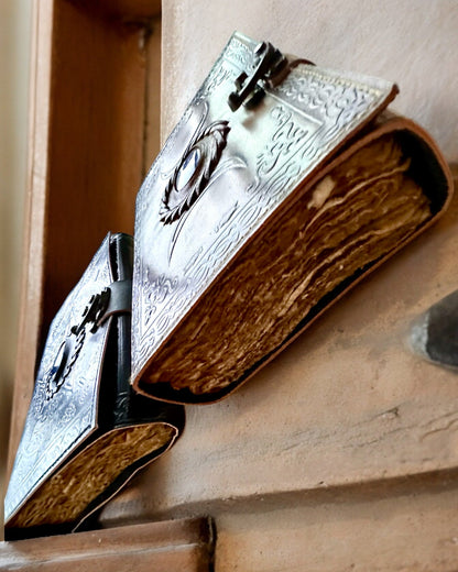 Diario Premium, Patrón Antiguo, Cuaderno de Cuero "Crónica Mágica" 200 páginas, 2 variantes a elegir, personalización con grabado