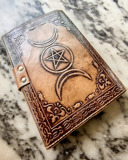 Diario Premium, Patrón Antiguo, Cuaderno de Cuero "Crónica Mágica" 200 páginas, 2 variantes a elegir, personalización con grabado