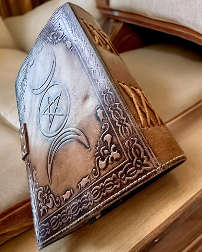 Diario Premium, Patrón Antiguo, Cuaderno de Cuero "Crónica Mágica" 200 páginas, 2 variantes a elegir, personalización con grabado