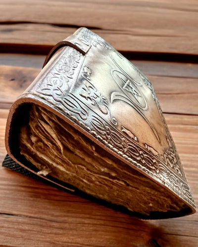 Diario Premium, Patrón Antiguo, Cuaderno de Cuero "Crónica Mágica" 200 páginas, 2 variantes a elegir, personalización con grabado