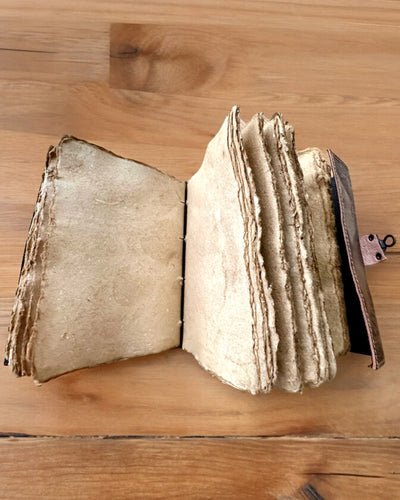 Diario Premium, Patrón Antiguo, Cuaderno de Cuero "Crónica Mágica" 200 páginas, 2 variantes a elegir, personalización con grabado