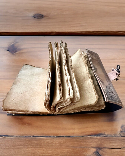 Diario Premium, Patrón Antiguo, Cuaderno de Cuero "Crónica Mágica" 200 páginas, 2 variantes a elegir, personalización con grabado