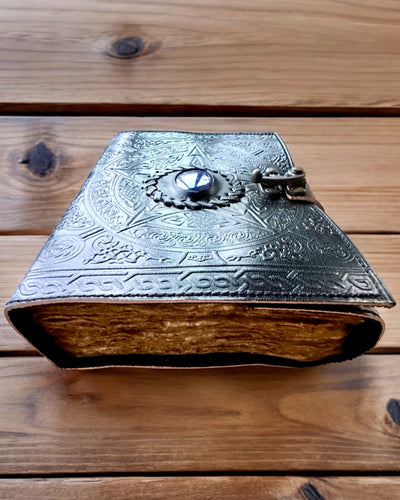 Diario Premium, Patrón Antiguo, Cuaderno de Cuero "Crónica Mágica" 200 páginas, 2 variantes a elegir, personalización con grabado