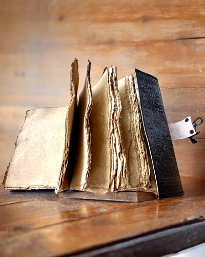 Diario Premium, Patrón Antiguo, Cuaderno de Cuero "Crónica Mágica" 200 páginas, 2 variantes a elegir, personalización con grabado