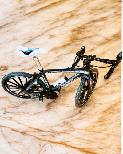 Modelo en miniatura de bicicleta roja de metal "SpeedMaster" personalización con grabado para regalo, 2 variantes de color