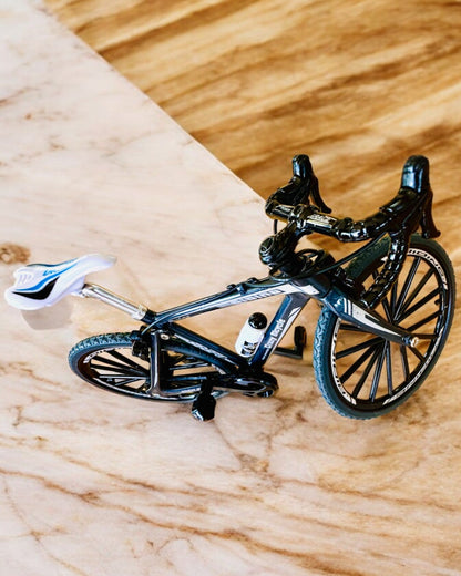 Modelo en miniatura de bicicleta roja de metal "SpeedMaster" personalización con grabado para regalo, 2 variantes de color