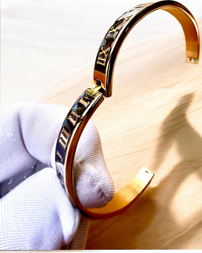 Pulsera "Czas Elegancji" - color dorado Acero Inoxidable con Números Romanos, posibilidad de personalización con grabado