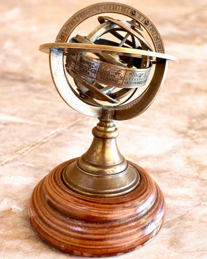 Armilla de latón "AstroGlobe" de 13 cm de altura, hecha a mano con opción de grabado, decoración para oficina